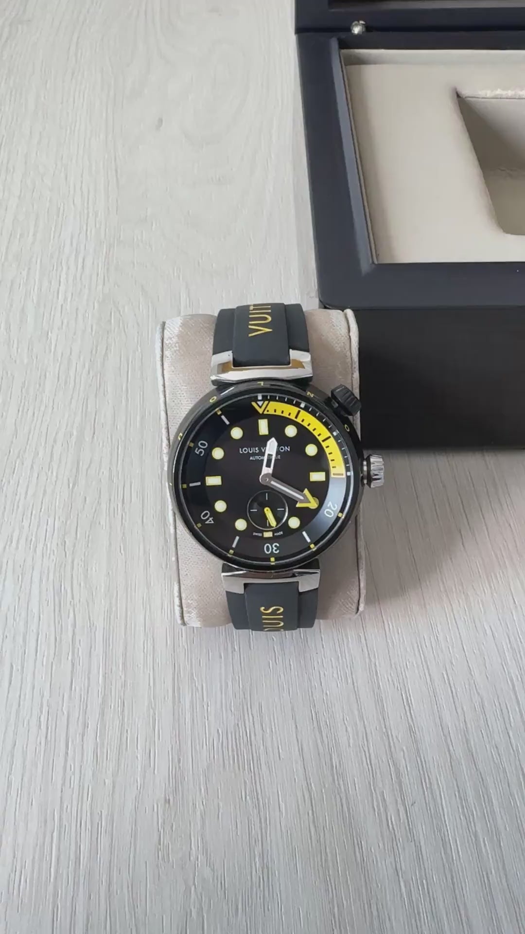 LOUIS VUITTON TAMBOUR PRETO AMARELO BORRACHA 41MM